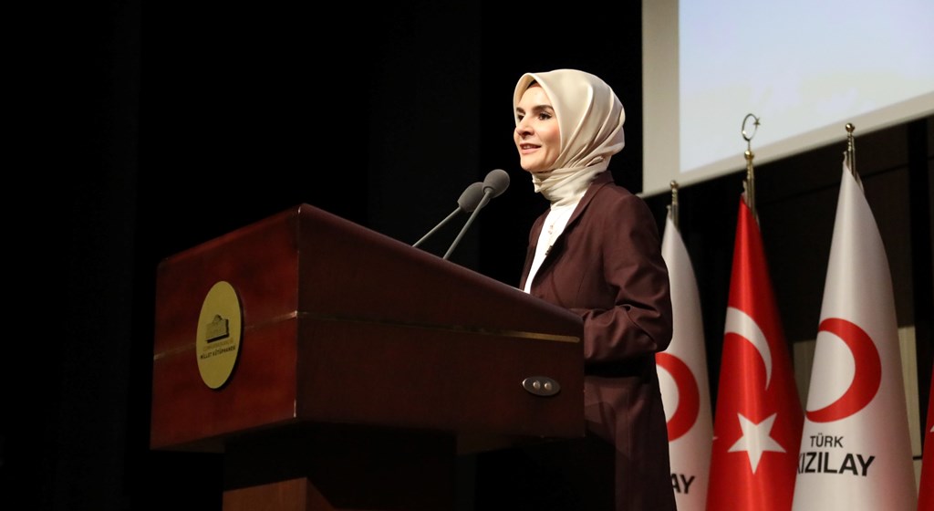 Bakanımız Göktaş, Genç Kızılay Akademi Gençlik ve Aile Araştırma Zirvesi'nde konuştu