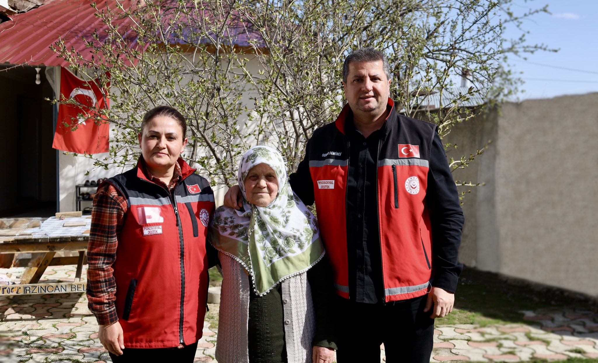 Kahraman Şehidimiz Gökhan Yılmaz’ın bizlere emaneti olan kıymetli Annesi Saniye Yılmaz’ı ziyaret ederek ellerinden öptük.