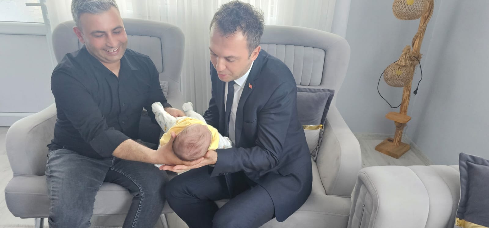 İl Müdürümüz Sn. Çetin Tutaş, İl Müdür Yardımcımız  Ali Çelik ve mesai arkadaşlarımızla yakın zamanda dünyaya gelen bebekleri vesilesiyle kıymetli çalışma arkdaşımıza hayırlı olsun ziyaretinde bulundu.