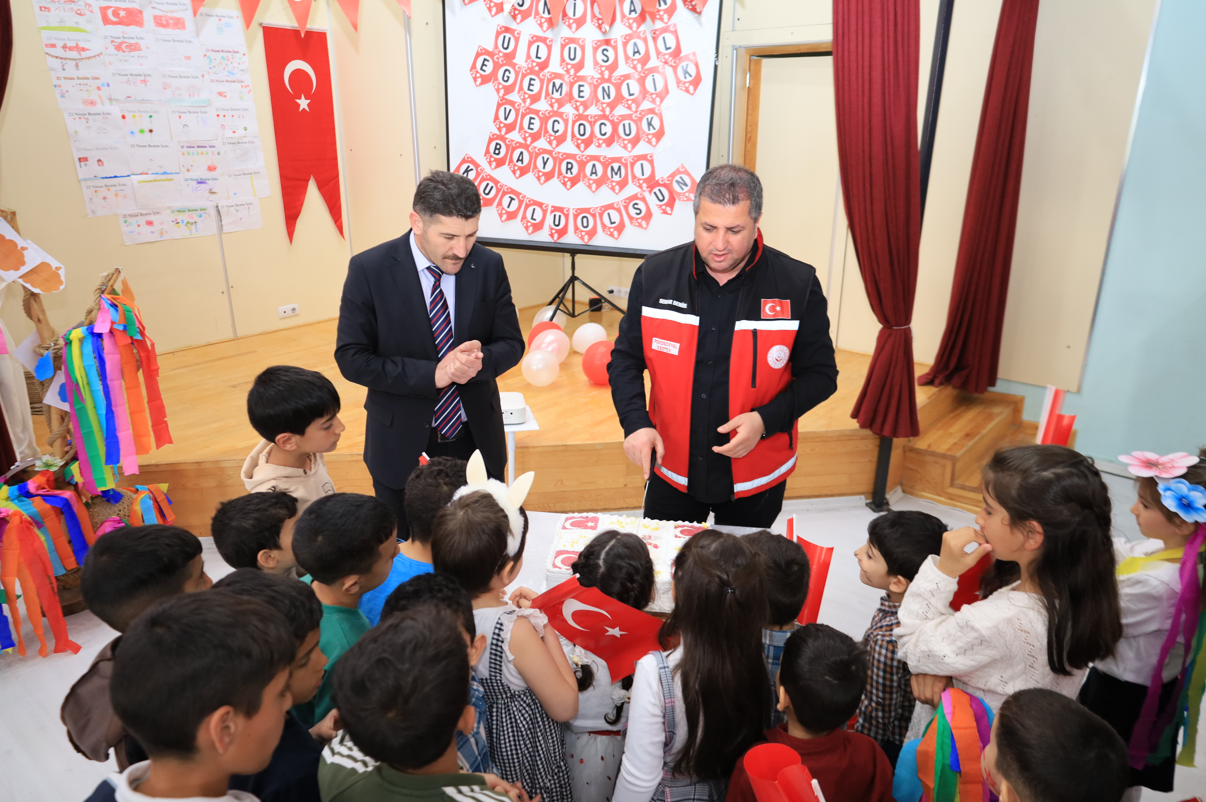 23 Nisan Ulusal Egemenlik ve Çocuk Bayramı, devlet himayesinde kalan kıymetli yavrularımızın katılımıyla coşkuyla kutlandı.