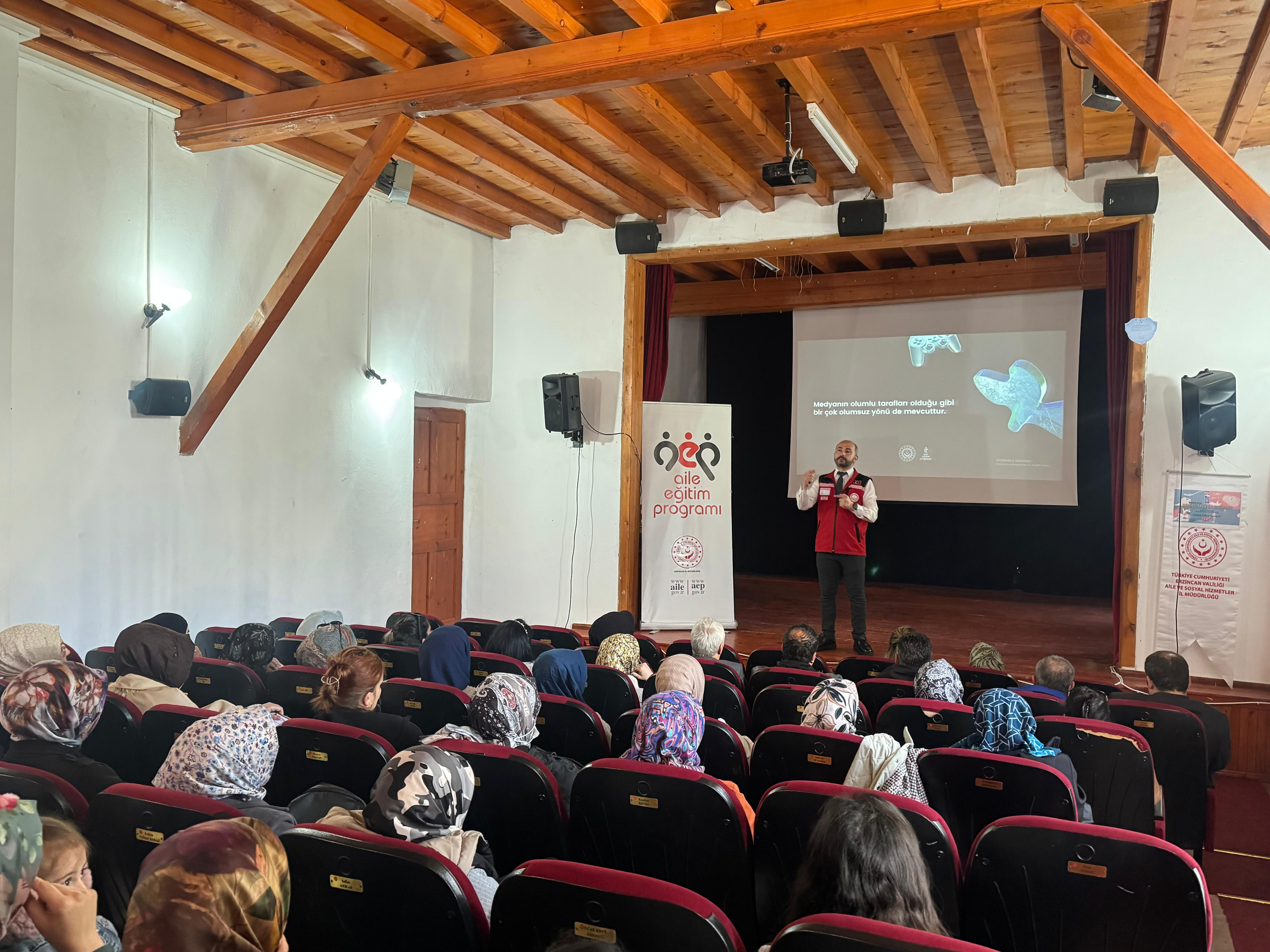 İl Müdürlüğümüzce Aile Eğitim Programı kapsamında; Kemaliye Kaymakamlığı iş birliğiyle velilere yönelik “Bilinçli Medya Kullanımı” eğitimi gerçekleştirildi.