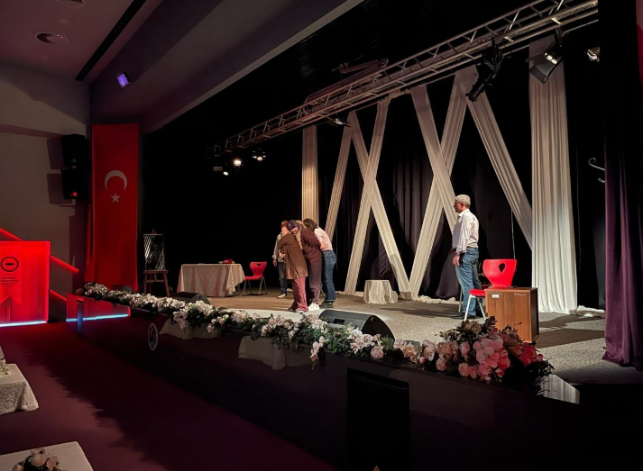 Türk Kadınlar Konseyi Derneği Trabzon Şubesi İş Birliğiyle Hazırlanan “Mümkün” Adlı Tiyatro Oyunumuz, İl Müdürlüğümüz Personeli Tarafından Sahnelendi.