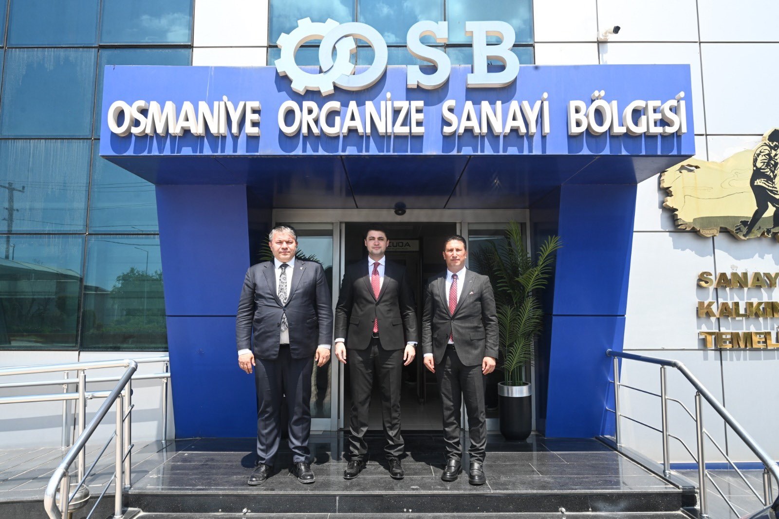 Sayın Vali Yardımcımız Sıtkı Özmen ,İl Müdürümüz Sayın Tolga Nacar,Osmaniye Organize Sanayi Bölge Müdürü Sayın Musa Gönül ,Kızılay Kadın Kolları Başkanı Şule Nacar hanımefendi 23 Nisan Ulusal Egemenlik ve Çocuk Bayramı kutlamamızda yarınımızın teminatı çocuklarımızla birlikte Organize Sanayi Bölge Müdürülüğünde yapılan Tiyatro etkinliğine katılım sağladılar .