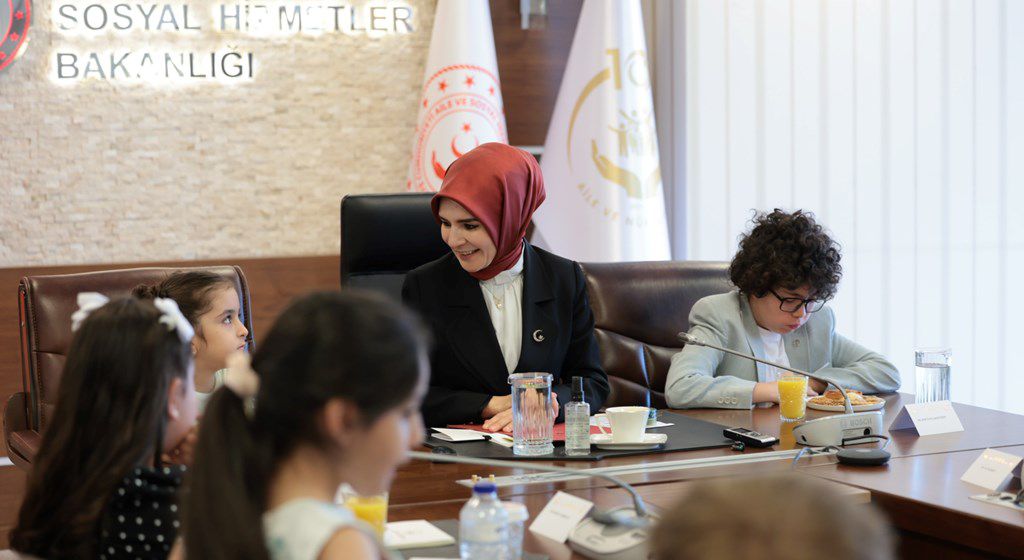 Bakanımız Göktaş, 23 Nisan dolayısıyla şehit ve gazi çocuklarını ağırladı