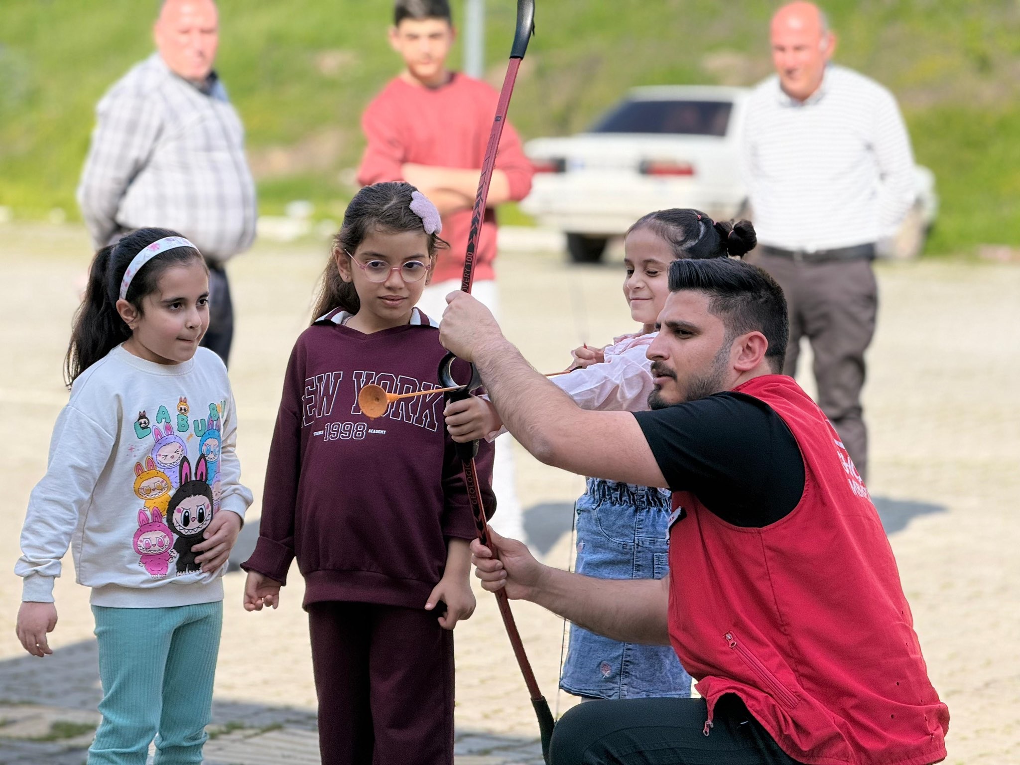 Düziçi Sosyal Hizmet Merkezi Şehit Yakınları ve Gaziler Birimi personelleri, Düziçi Gençlik Merkezi ev sahipliğinde şehit ve gazi çocukları ile ailelerinin katılımıyla ok atma ve yüz boyama etkinliği  gerçekleştirmiştir.