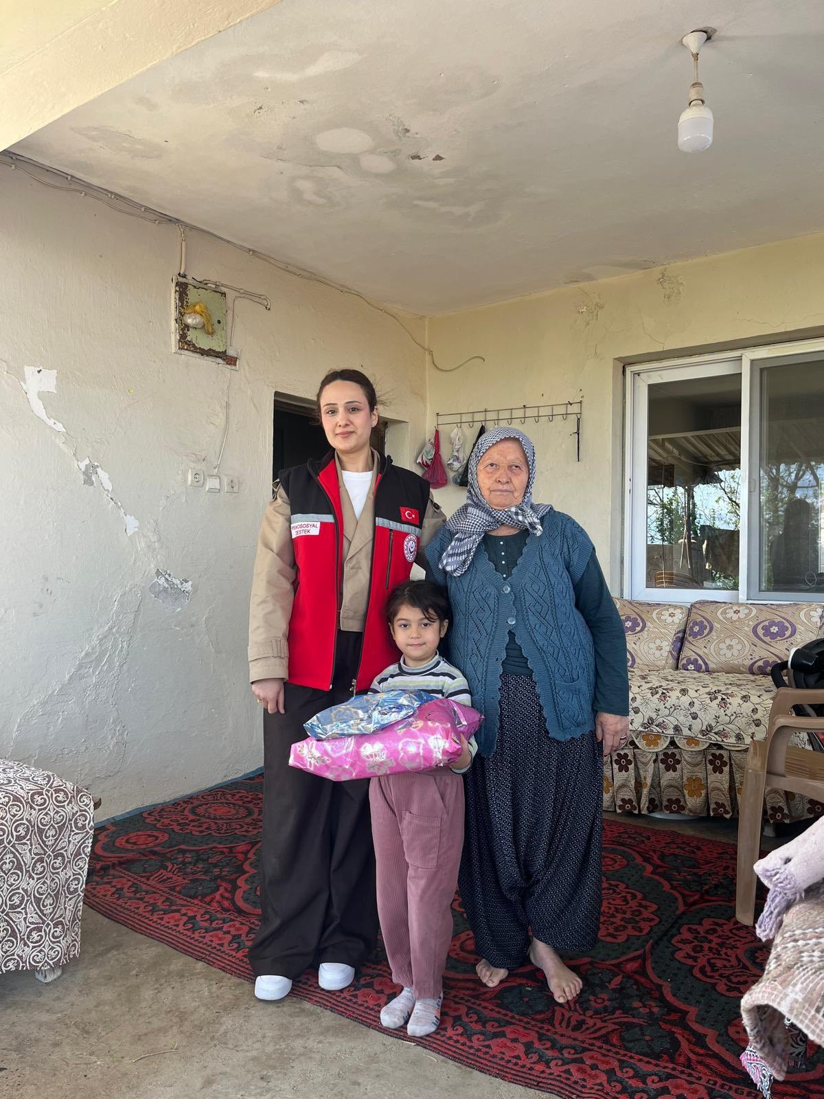 Düziçi Sosyal Hizmet Merkezi Öksüz ve Yetim Birimi personellerimiz tarafından, 23 Nisan Ulusal Egemenlik ve Çocuk Bayramı kapsamında ebeveyn kaybı yaşamış çocuklarımıza yönelik hediye dağıtımı gerçekleştirilmiştir.