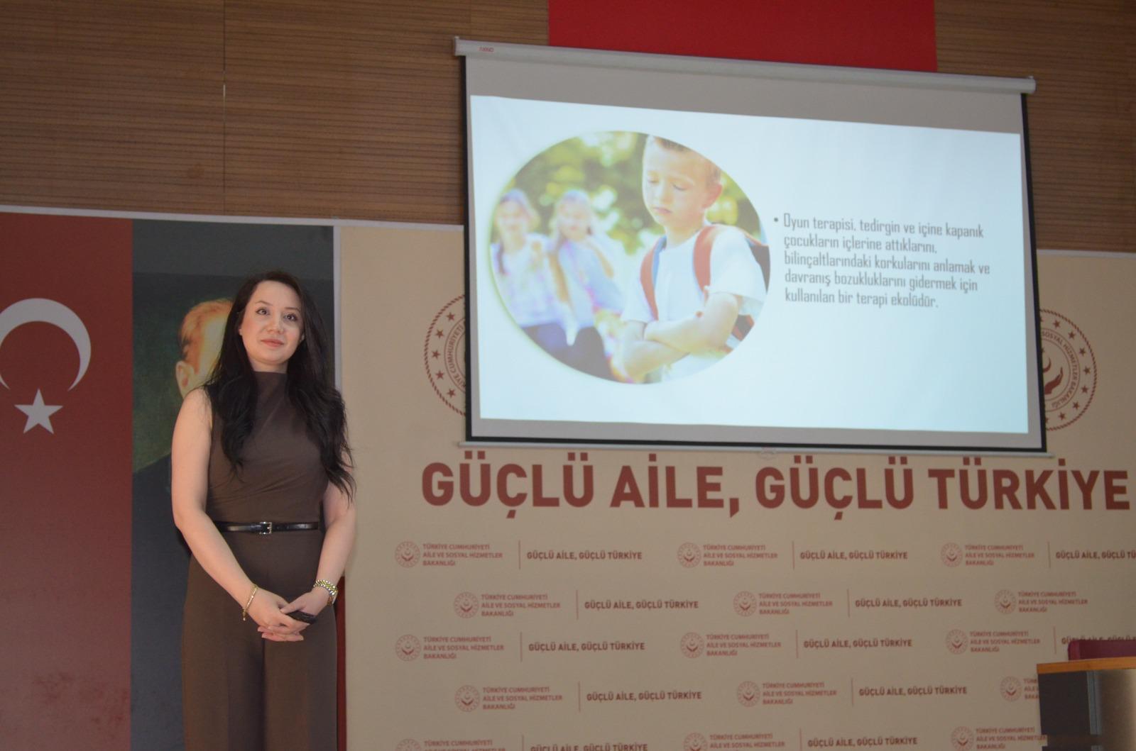 Klinik Psikolog Satı Karaşahin İl Müdürlüğümüzde Oyun Terapisi Temelli Neler Yapılabilir? konusu hakkında Bilgilendirici Eğitim Verdi