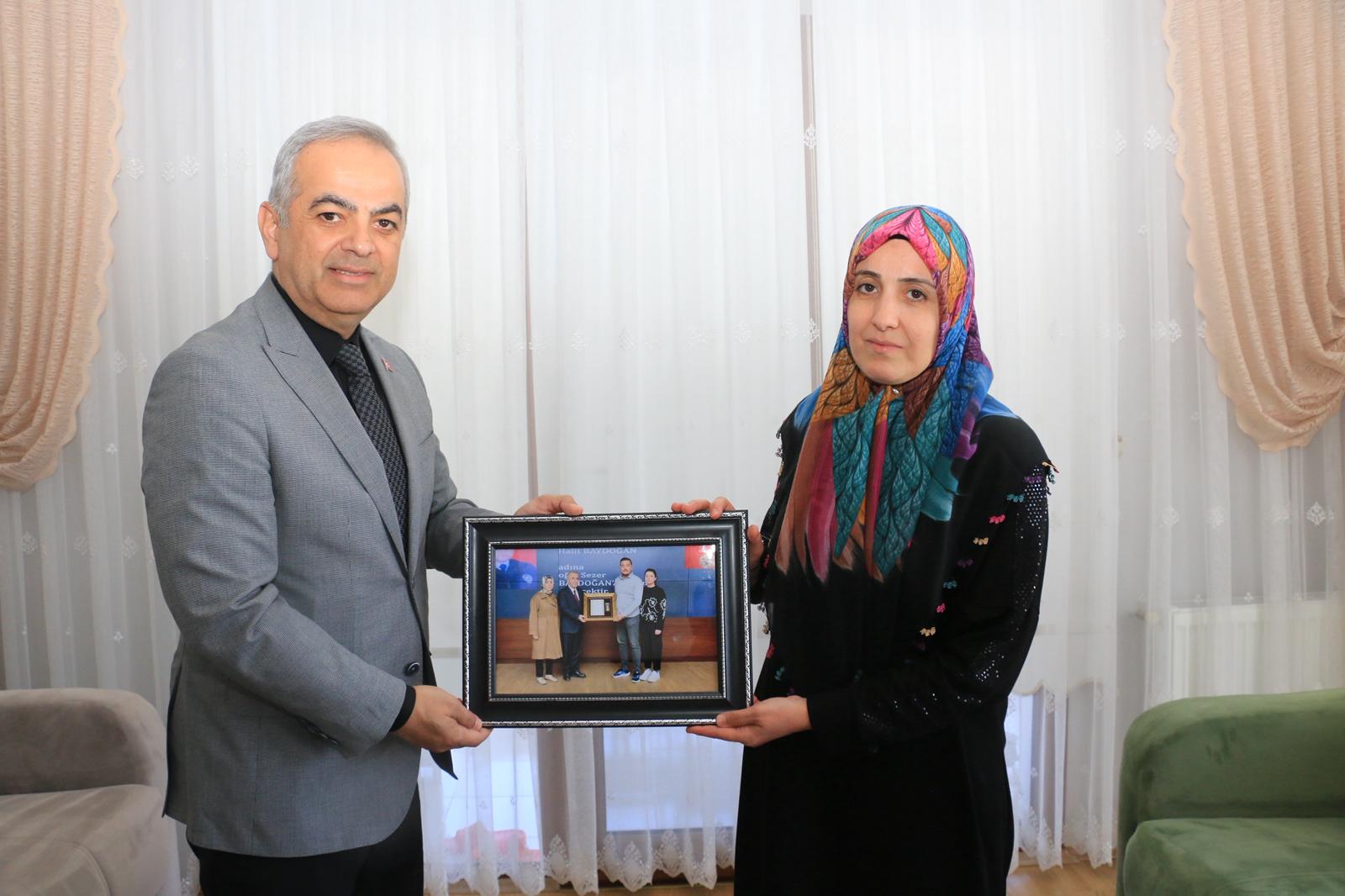 İL MÜDÜRÜMÜZ SAYIN ÖMER FARUK ERGÜN, ŞEHİT POLİS MEMURU HALİT BAYDOĞAN’IN AİLESİNİ ZİYARET ETTİ
