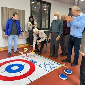 Huzurevlerimizde “Floor Curling” Sporu Tanıtıldı - fotoğraf 1