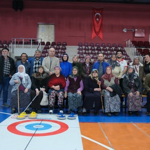 Huzurevlerimizde “Floor Curling” Sporu Tanıtıldı - fotoğraf 4
