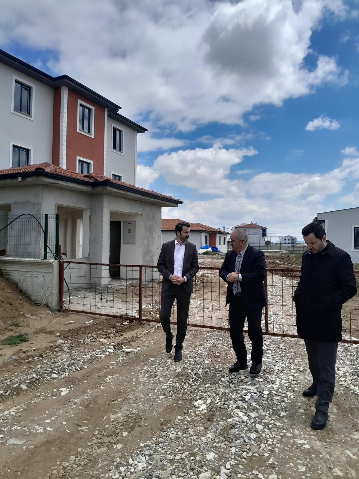 İl Müdürümüz 13-18 Yaş Erkek Çocuk Evleri Sitesi'nin İnşaat Alanında İncelemelerde Bulundu.