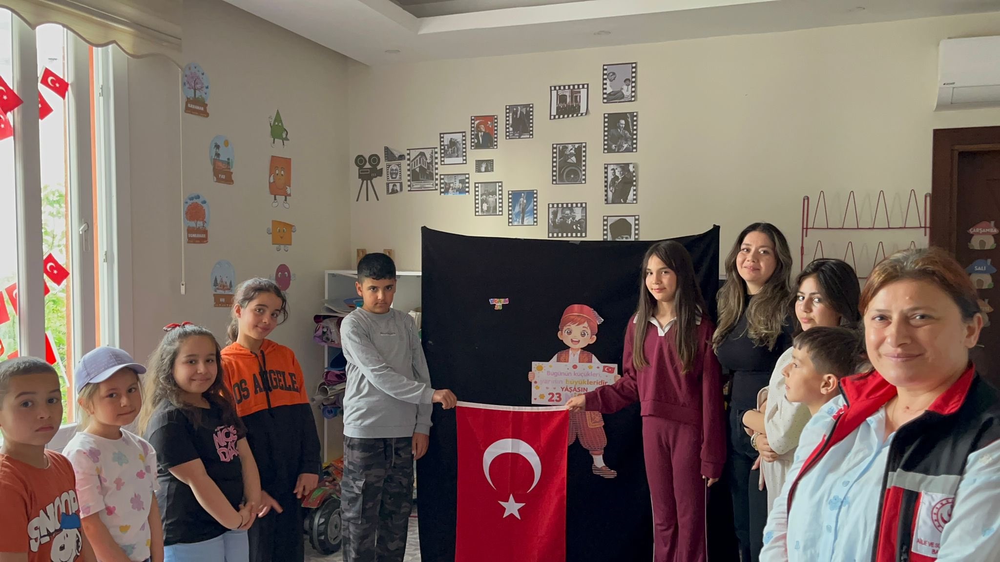 Kadirli Sosyal Hizmet Merkezi Müdürlüğü Sosyal Ekonomik Destek hizmetinden faydalanan okul destek çocukları ile birlikte, 23 Nisan Ulusal Egemenlik ve Çocuk   📌🇹🇷Bayramı kapsamında düzenlenen; • Nota Vuruş Değerleri • Orff Nedir? • Orff Etkinlikleri • Ritim Oyunu • İzmir Marşı ve İstiklal Marşı temalı etkinliklerle çocuklarımızın hem öğrenmeleri hem de keyifli vakit geçirmeleri sağlanmıştır.