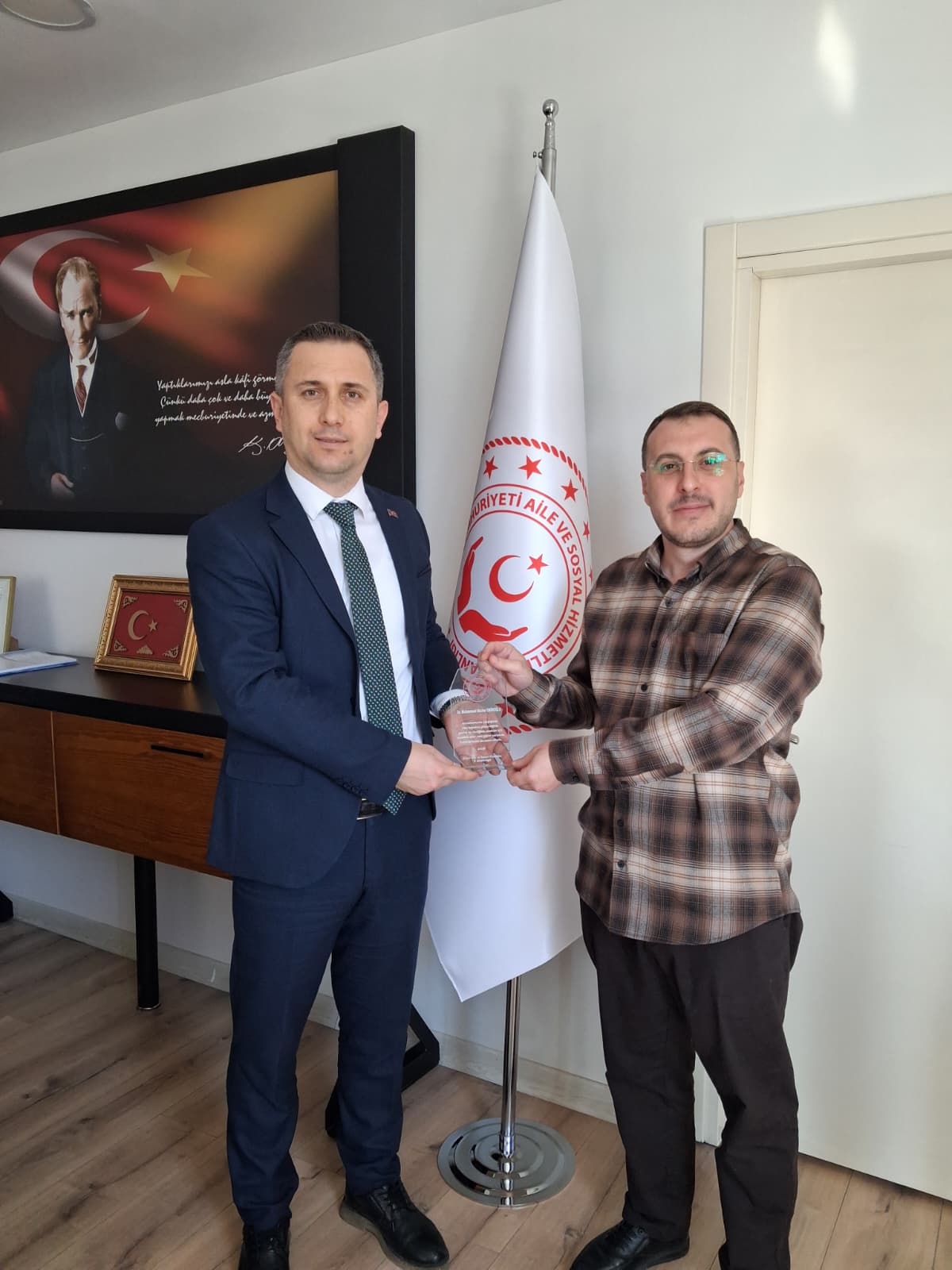 Plaket Takdim Edildi.