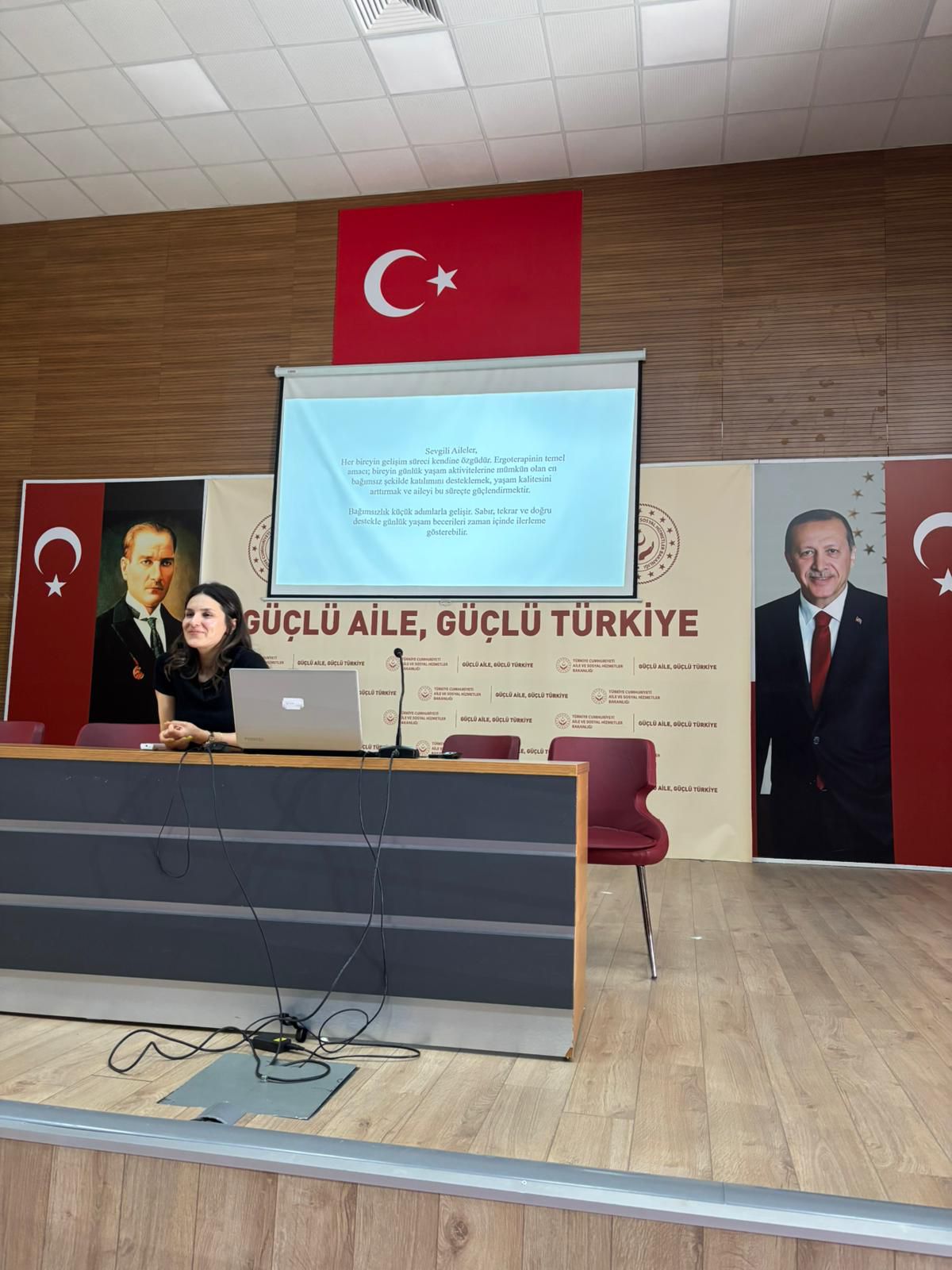 Özel Gereksinimli Çocukların Aileleri'ne Günlük Yaşamda Bağımsızlık: Özel Gereksinimli Bireylerde Ergoterapi Yaklaşımları ve Aile Eğitimi Verildi.
