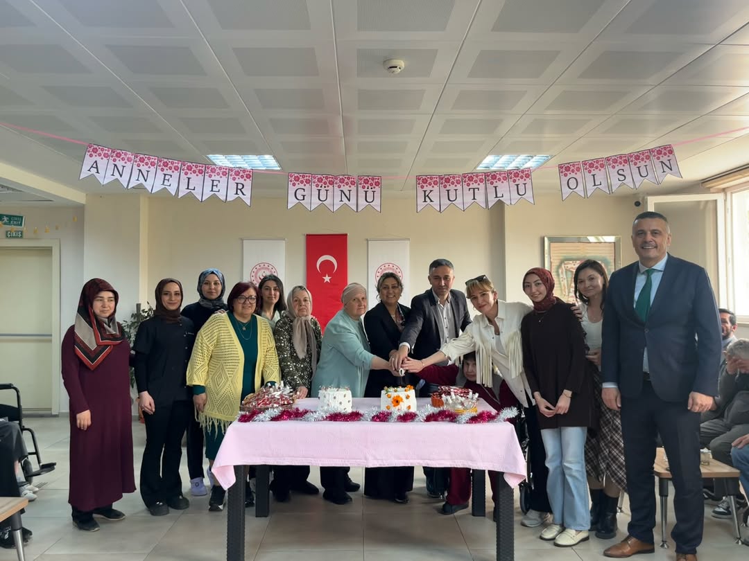 İl Müdürümüz Sayın Emine BÖÇKÜN Karesi Huzurevindeki Kıymetli Büyüklerimizin Anneler Gününü Kutladı