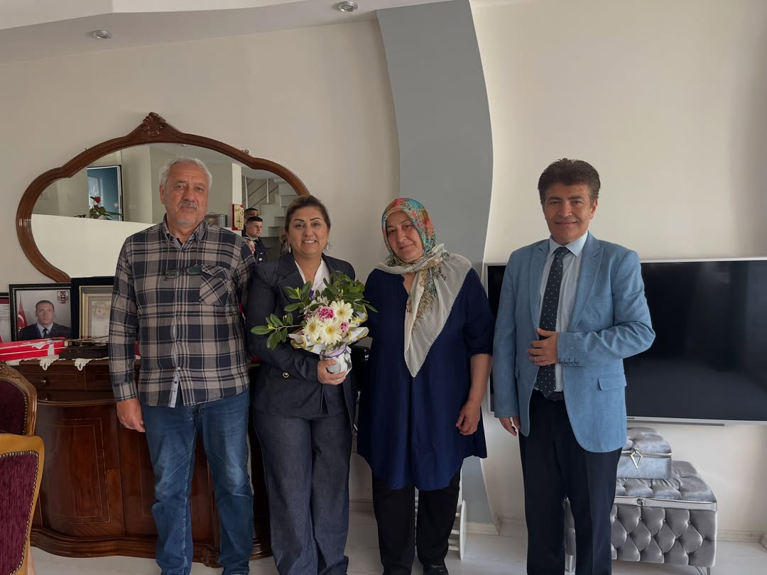 İl Müdürümüz Sayın Emine BÖÇKÜN Anneler Gününde Aziz Şehidimiz Emre SAYIN’ın Kıymetli Annesini Ziyaret Etti
