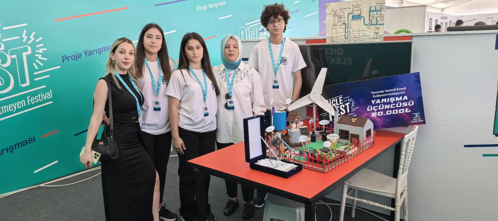 ADEM PROJELERİNDE ROBOTİK KODLAMA EĞİTİMİ ALAN GENÇLER YARIŞMADA 3. OLDU