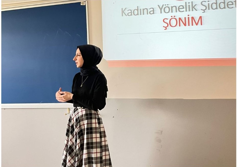 Sakarya Uygulamalı Bilimler Fakültesinde Kadına Yönelik Şiddetle Mücadele ve Güvenli İlişkiler konulu eğitim gerçekleştirildi.