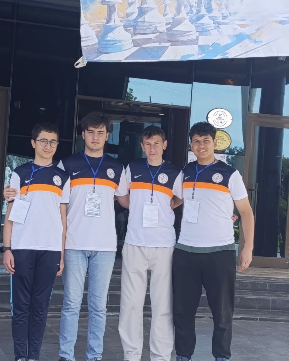 29 Nisan – 3 Mayıs 2026 tarihleri arasında Karaman ilinde düzenlenen Türkiye Küçükler ve Yıldızlar Takım Satranç Şampiyonası’na, Osmaniye Aile ve Sosyal Hizmetler Spor Kulübü olarak katılım sağlanmış ve ilimiz başarıyla temsil edilmektedir.