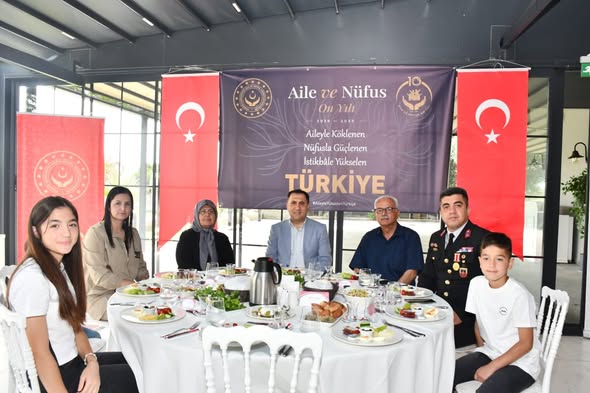 MİLLÎ AİLE HAFTASI’NDA 3 KUŞAK, TEK SOFRADA GÖNÜLLER BİR ARAYA GELDİ 