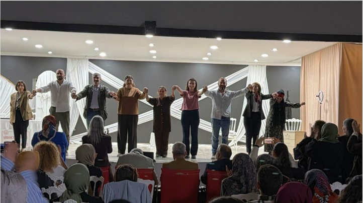 “Mümkün” Adlı Tiyatro Oyunumuz, İl Müdürlüğümüz Personeli Tarafından 21.05.2026 Tarihinde, Araklı Belediyesinin Ev Sahipliğinde Araklı Kültür Merkezinde Sahnelendi.