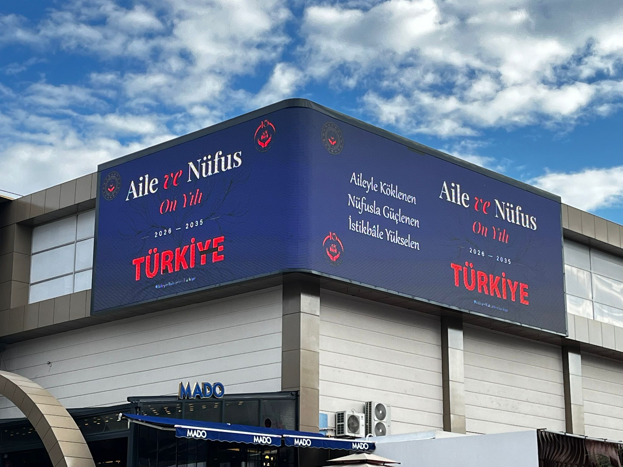 Milli Aile Haftası Kapsamında Aile Değerlerine Dikkat Çekmek ve Farkındalık Oluşturmak Amacıyla Hazırlanan Afişlerimiz, İl Genelindeki Billboardlarda Sergilendi.