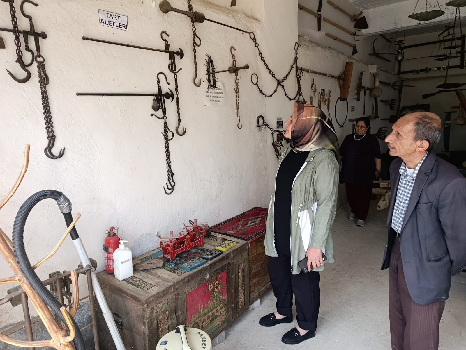  Huzurevi sakinlerimiz, Vayvaylı Köyü’nde bulunan ve Emekli Albay İsmail Özcan tarafından kurulan yöresel müzeyi gezerek tarihe kısa bir yolculuk yaptı. Kendi baba evini bir kültür hazinesine dönüştüren Özcan’ın rehberliğinde büyüklerimiz, eski günleri yâd ederek keyifli vakit geçirdi.