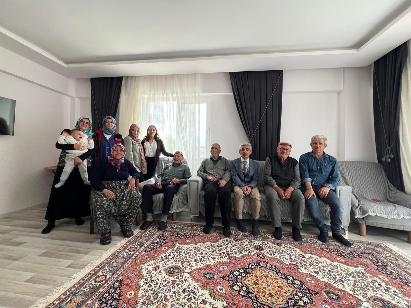 Milli Aile Haftası Kapsamında Şarkikaraağaç Sosyal Hizmet Merkezimiz, Çalışma Arkadaşımız Ayşenur Büyük'ün Kıymetli Ailesi İle Bir Araya Geldi