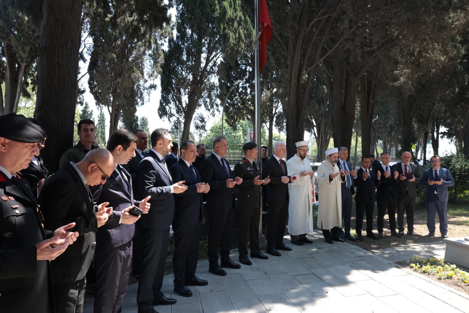 İl Müdürümüz Sn. Ömer Turan, İstanbul Valimiz Sn. Davut Gül Eşliğinde Edirnekapı Şehitliğini Ziyaret Etti