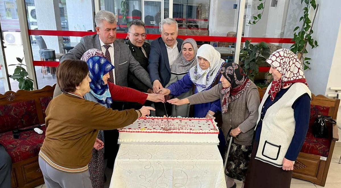Güldal Akşit Huzurevimizde Anneler Günü Sevinci