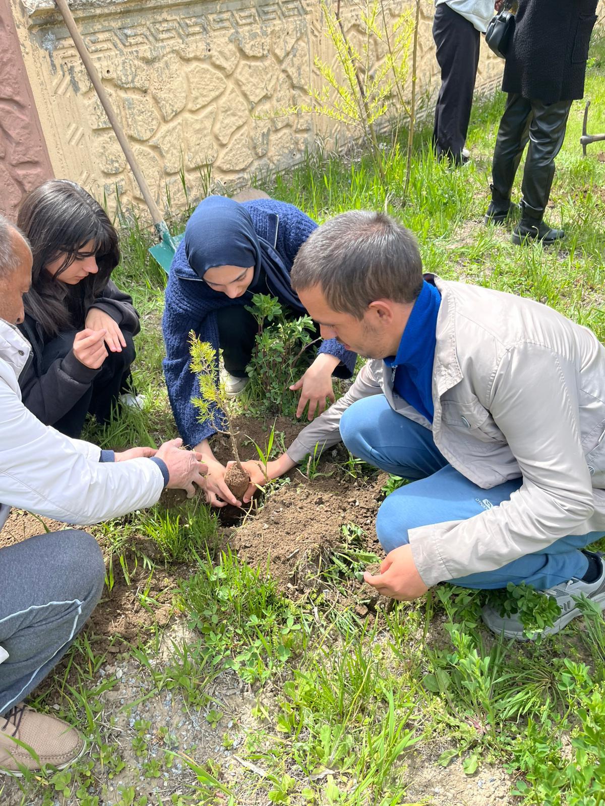 Ahlat Engelsiz Yaşam Merkezi sakinlerimiz ve misafirlerimizin katılımıyla, her engelli bireyimiz adına fidanlar toprakla buluştu
