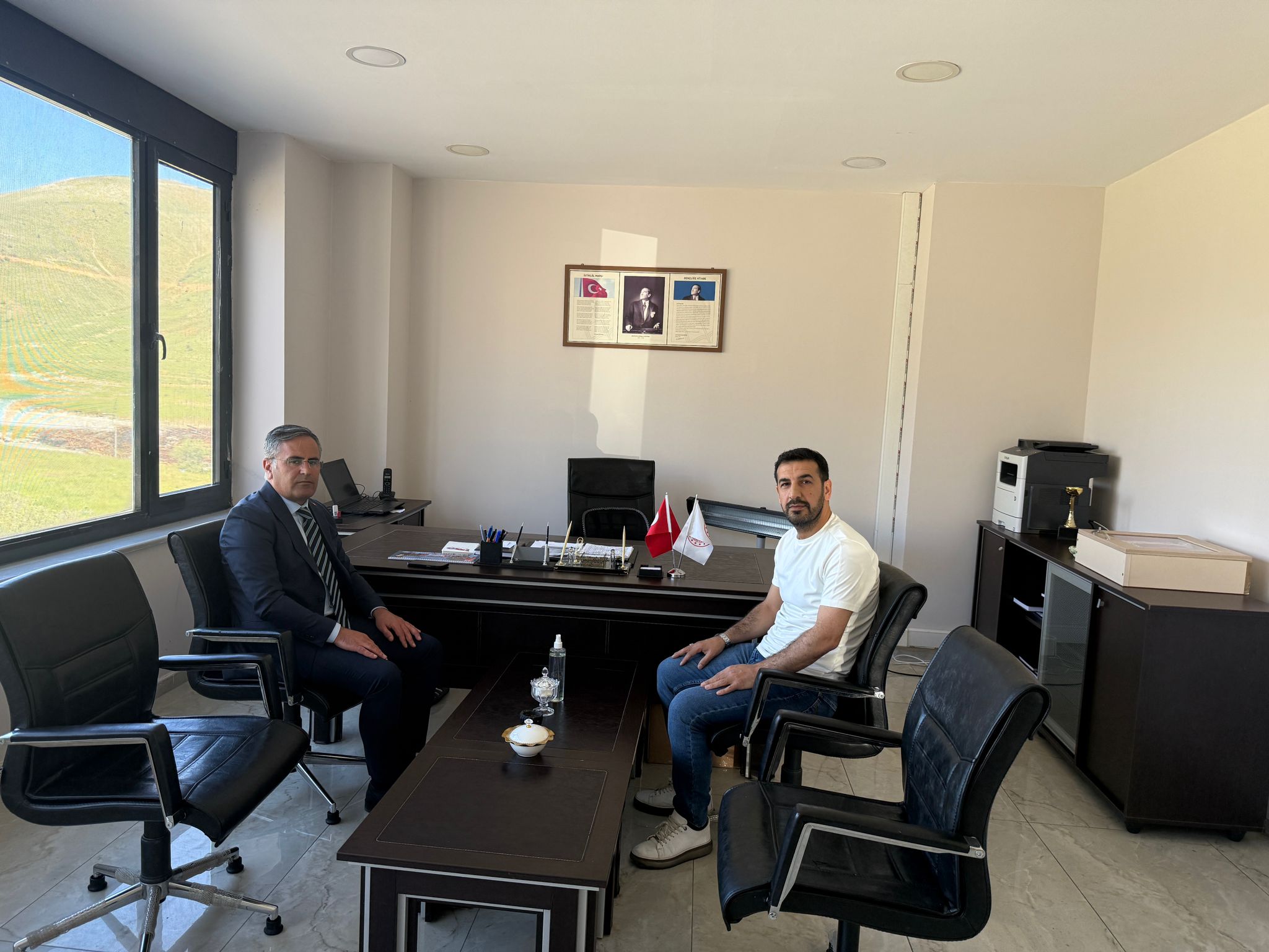 İl Müdürümüz Vefa Akdoğan, Bitlis Şiddet Önleme ve İzleme Merkezi (ŞÖNİM) Müdürlüğümüzü ziyaret ederek yürütülen çalışmalar hakkında bilgi aldı