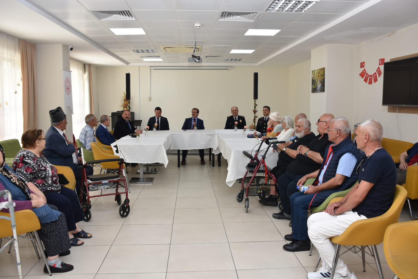 Salihli Huzurevinde Bayramlaşma Programı Gerçekleştirildi