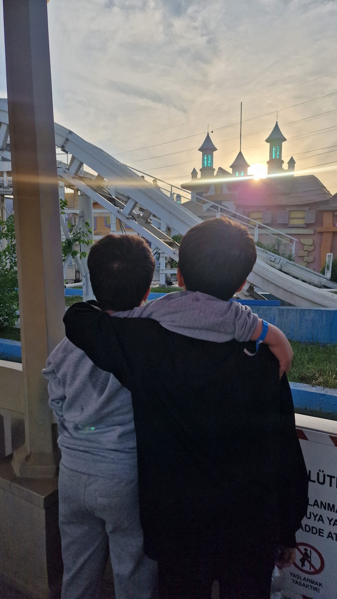 Yüksel Özden Çocuk Evleri Sitesi’nde kalan çocuklarımız, düzenlenen sosyal etkinlik kapsamında Masal Park’ı ziyaret ederek keyifli ve eğlenceli anlar yaşadı. 