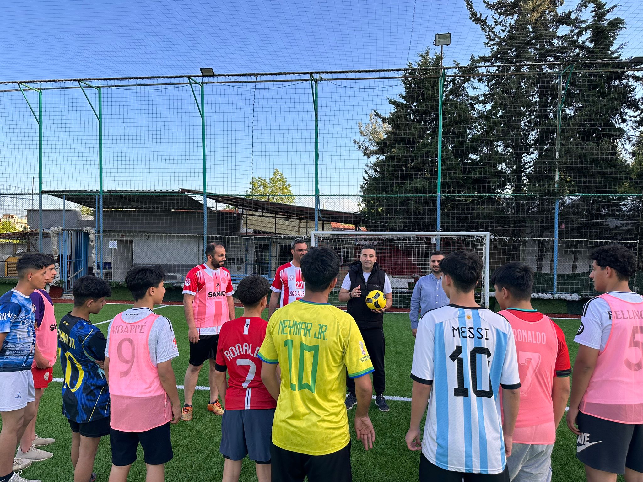 Sahada Dostluk, Tribünde Gülümsemeler