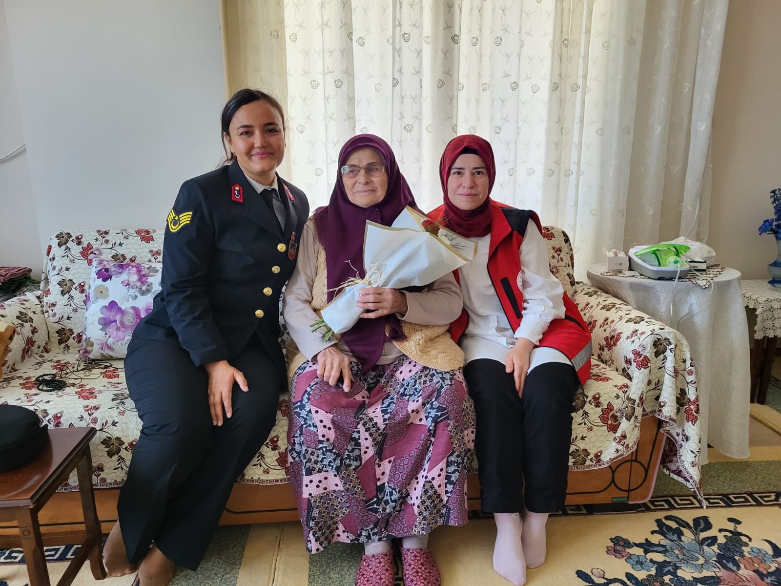 Bahçe Sosyal Hizmet Merkezi Şehit Yakınları ve Gaziler Birimi personelleri ile Jandarma personelleri tarafından Anneler Günü münasebetiyle aziz şehitlerimizin kıymetli annelerine ziyaret gerçekleştirilmiştir.