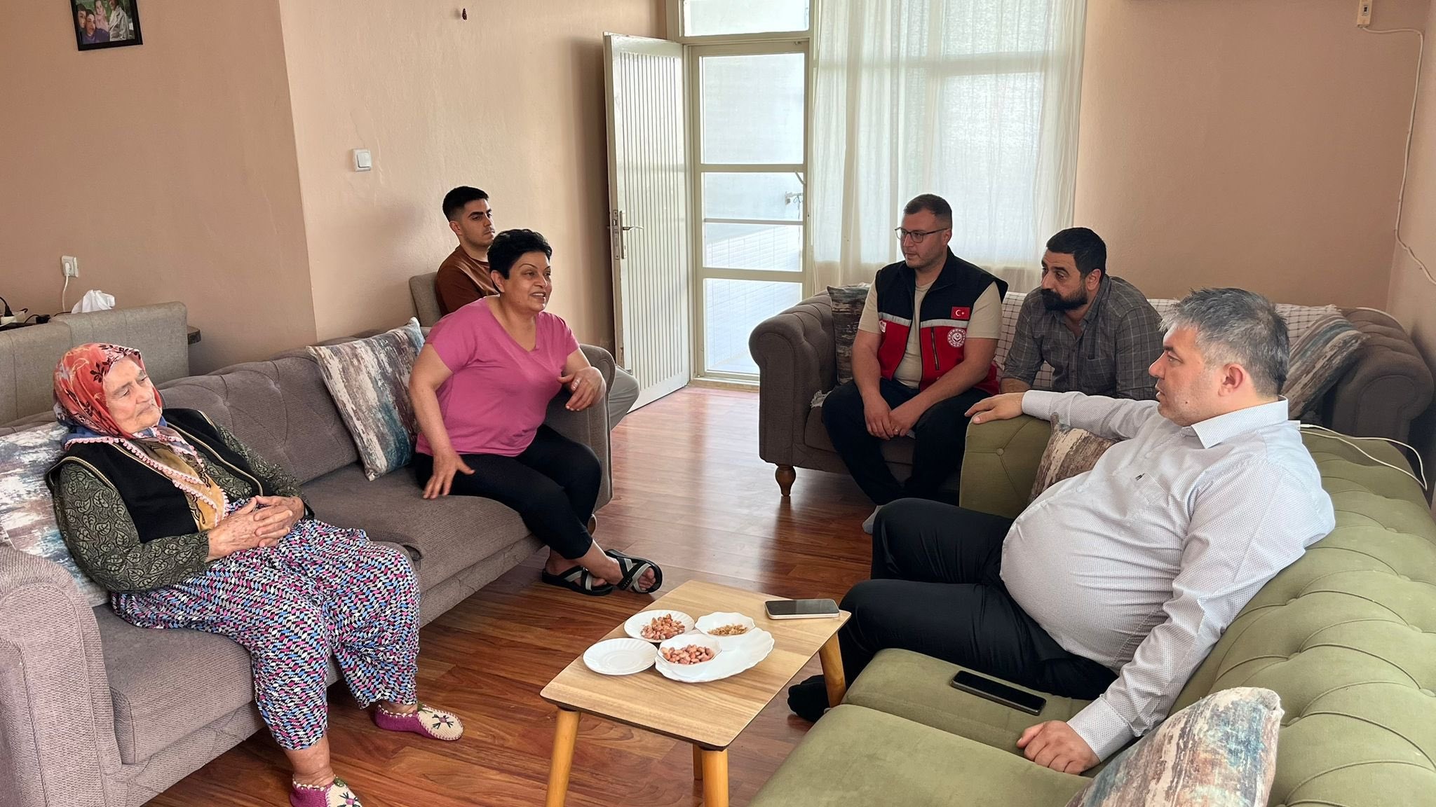 İl Müdürümüz Sayın Tolga Nacar ile Kadirli Sosyal Hizmet Merkezi Şehit Yakınları ve Gazi Hizmetleri Birimi personelleri tarafından, Aziz Şehidimiz Ahmet Adıyeke’nin kıymetli annesi Şadiye Adıyeke ziyaret edilmiştir.