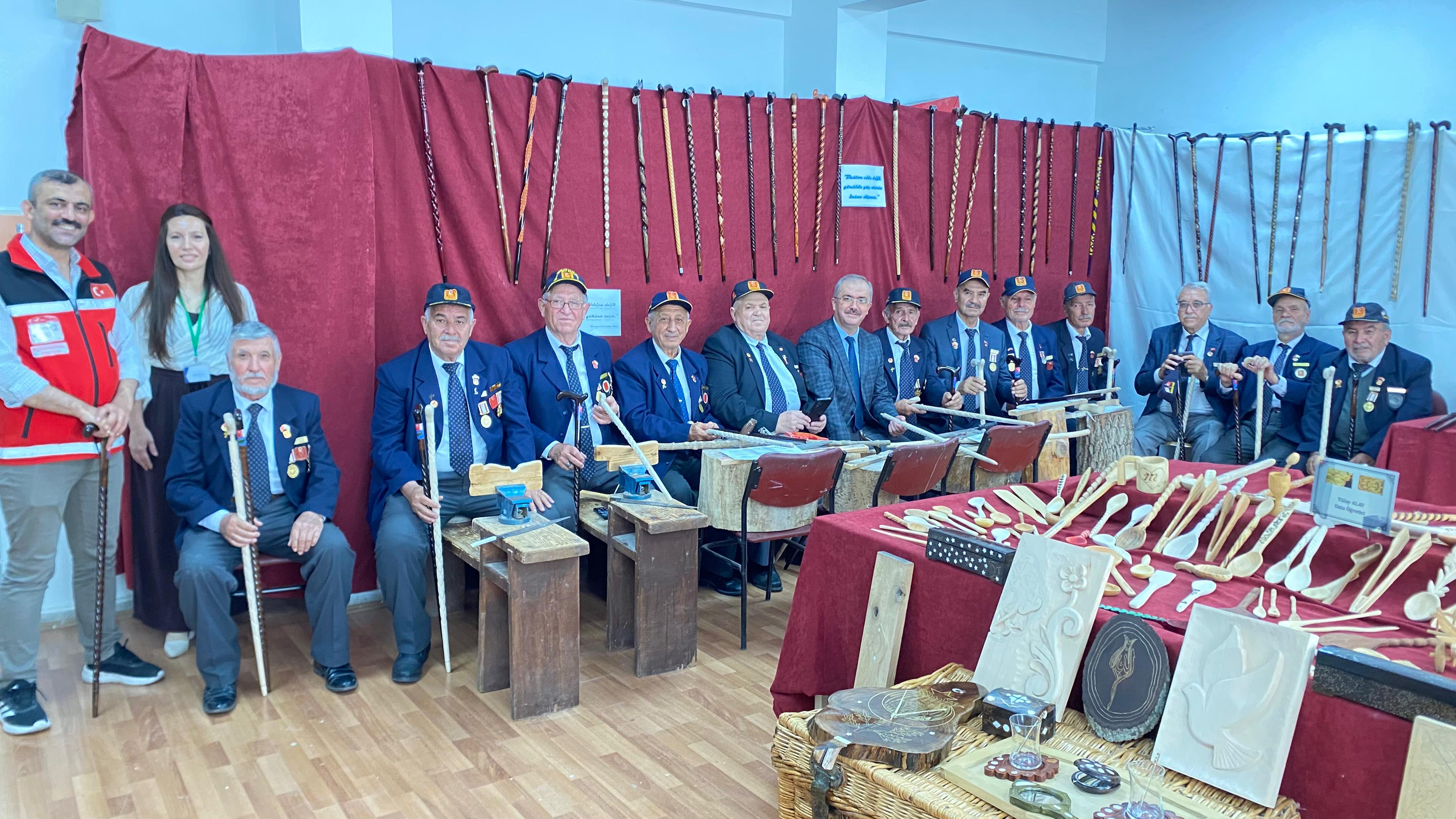 İl Protokolünün Katılımıyla Açılan Sergide Gazilerimizin El Emeği Bastonları İlgi Gördü