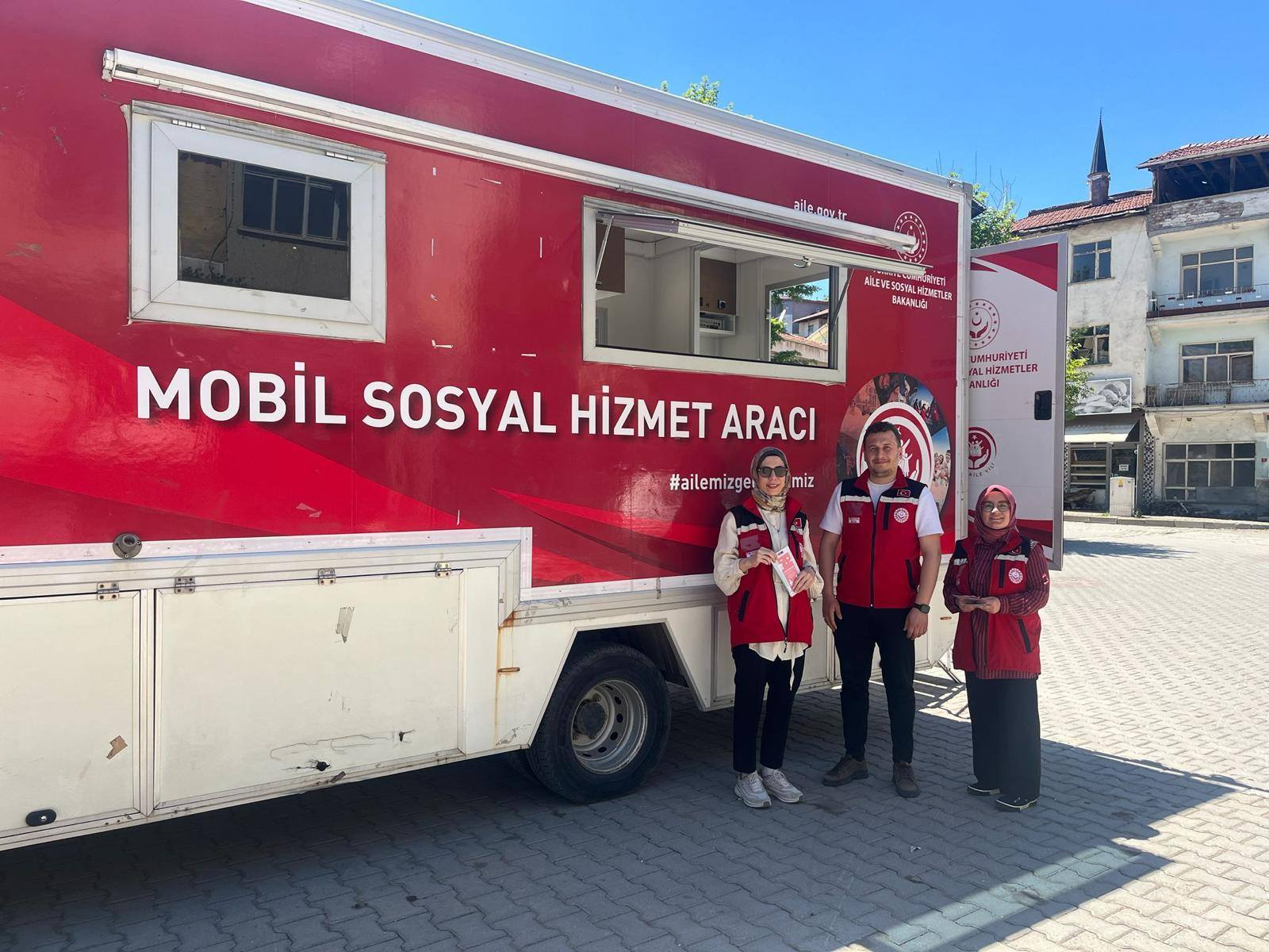 Bakanlığımıza bağlı Mobil Sosyal Hizmet Aracı ile vatandaşlarımıza yerinde ulaşmak ve sunulan hizmet modelleri hakkında farkındalık oluşturmak amacıyla Bayat ilçemizde bilgilendirme faaliyetleri gerçekleştirildi.