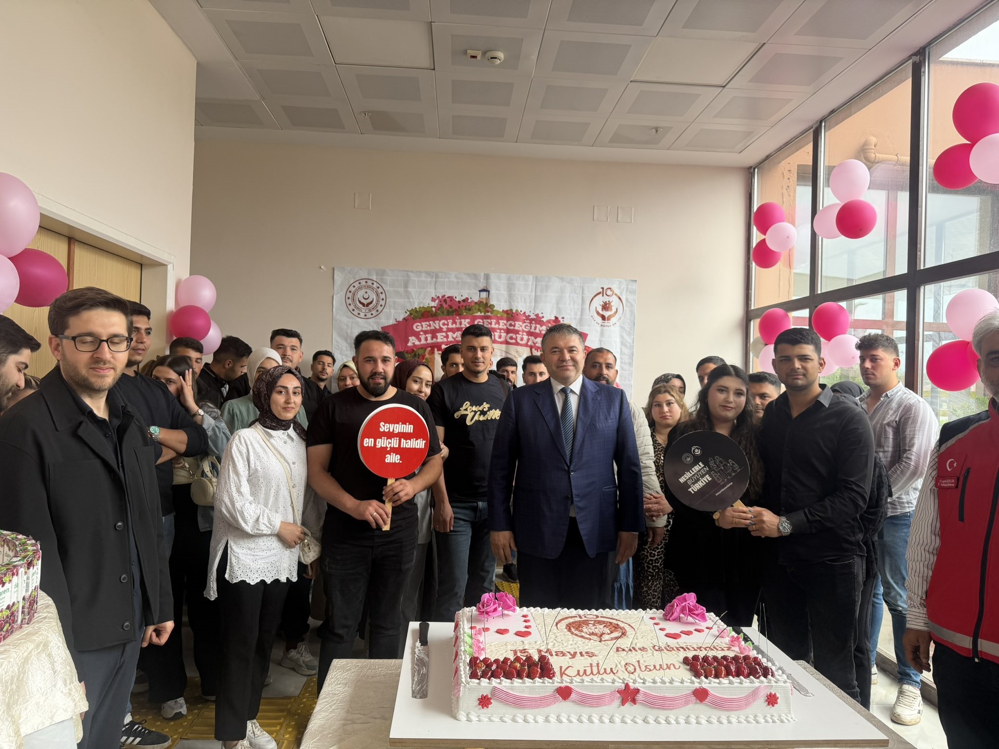 15 Mayıs Aile Günü” kapsamında İl Müdürlüğümüzde düzenlenen programda, evlenecek gençlere yönelik İl Müdürlüğümüz Eğitim Birimi ve İl Sağlık Müdürlüğü personelleri tarafından  evlilik öncesi eğitim programı gerçekleştirildi.