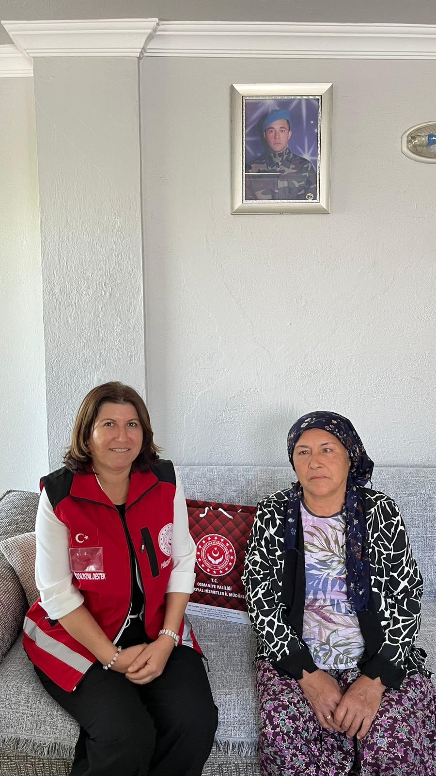 İl Müdürlüğümüz Şehit Yakınları ve Gazi Hizmetleri Birimimiz Kurban Bayramı öncesinde   Aziz şehidimiz Piyade Er Serkan Çenet’in kıymetli annesi Ayşegül Çenet, Aziz şehidimiz Özel Harekât Polisi Hüseyin Cengiz’in kıymetli annesi Necmiye Cengiz ve Kıbrıs Gazimiz Mahmut Erit ziyaret ederek  bayramları tebrik ettiler.