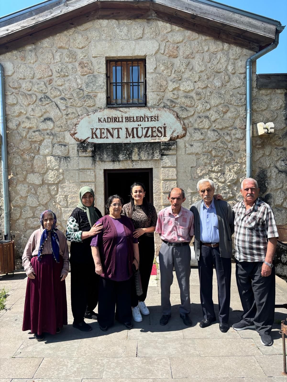 Kadirli Huzurevi Yaşlı Bakım ve Rehabilitasyon Merkezi Müdürlüğümüzde kalan yaşlılarımız ile “Müzeler Günü” kapsamında müze ziyareti gerçekleştirilmiştir.  Düzenlenen etkinlikte büyüklerimiz, kültürel ve tarihi değerlerimizi yakından inceleme fırsatı bulurken aynı zamanda keyifli ve verimli bir gün geçirmiştir. Gerçekleştirilen ziyaret ile yaşlı bireylerimizin sosyal yaşama aktif katılımlarının desteklenmesi, kültürel farkındalıklarının artırılması ve güzel anılar biriktirmeleri amaçlanmıştır