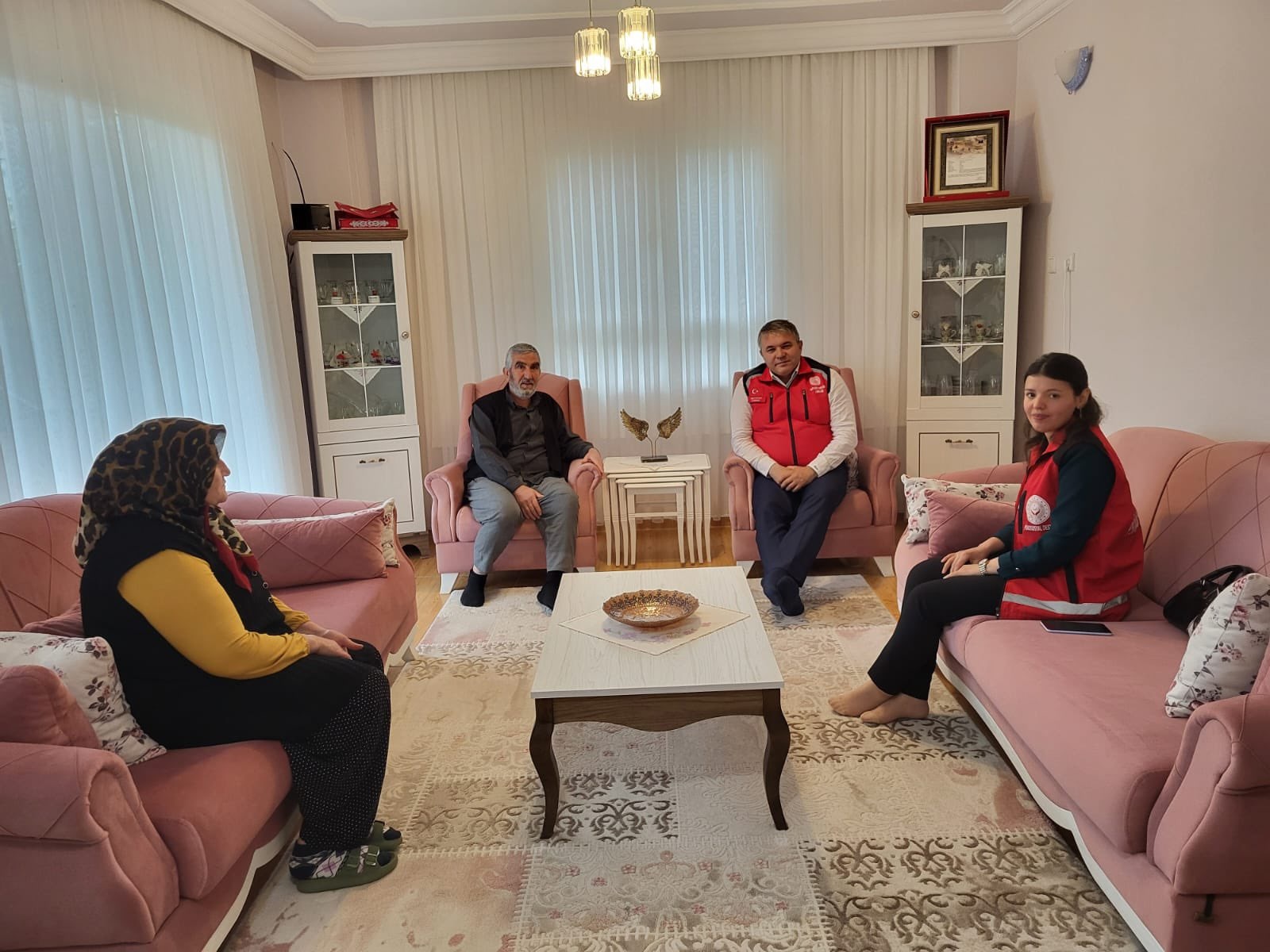 İl Müdürümüz Sayın Tolga Nacar, Aziz Şehitlerimiz  Sami Yılmaz, M. Önder Saçmalıoğlu ve Tuncay Akyüz’ün kıymetli ailelerini Bahçe ilçesindeki hanelerinde ziyaret etti.