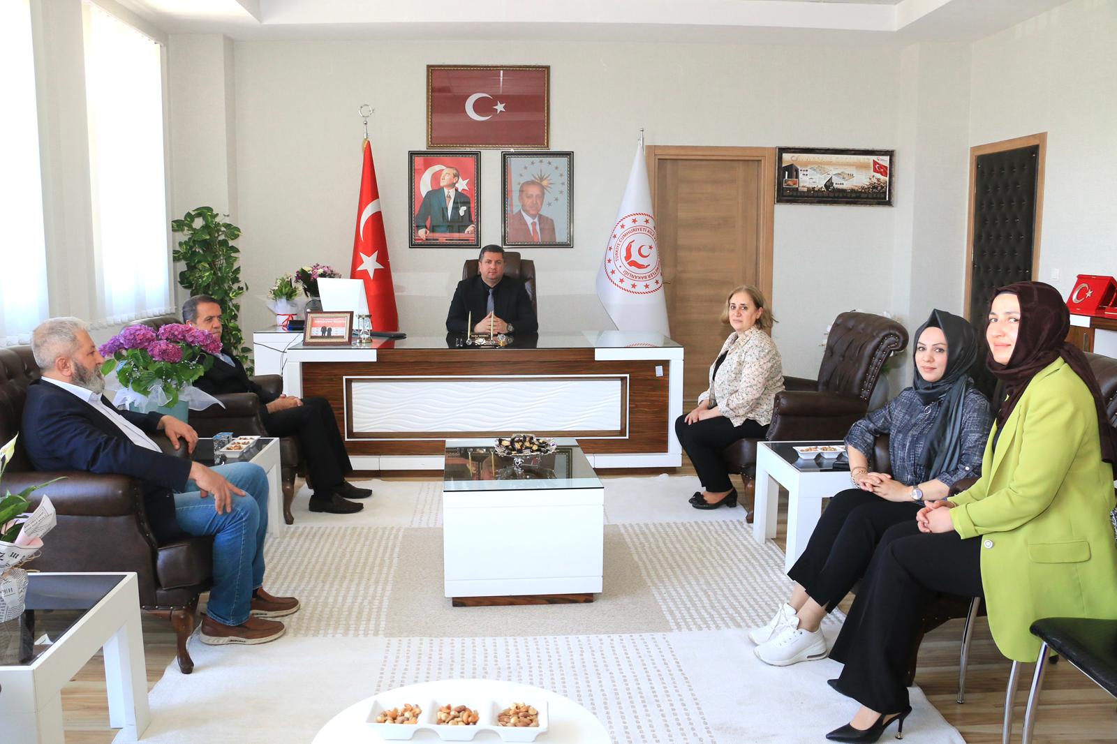 ÇOCUK EVLERİ KOORDİNASYON MERKEZİ MÜDÜRÜ VE ÇALIŞMA ARKADAŞLARIMIZ İL MÜDÜRÜMÜZ SAYIN SERDAR DEMİRCİ’YE HAYIRLI OLSUN ZİYARETİNDE BULUNDU
