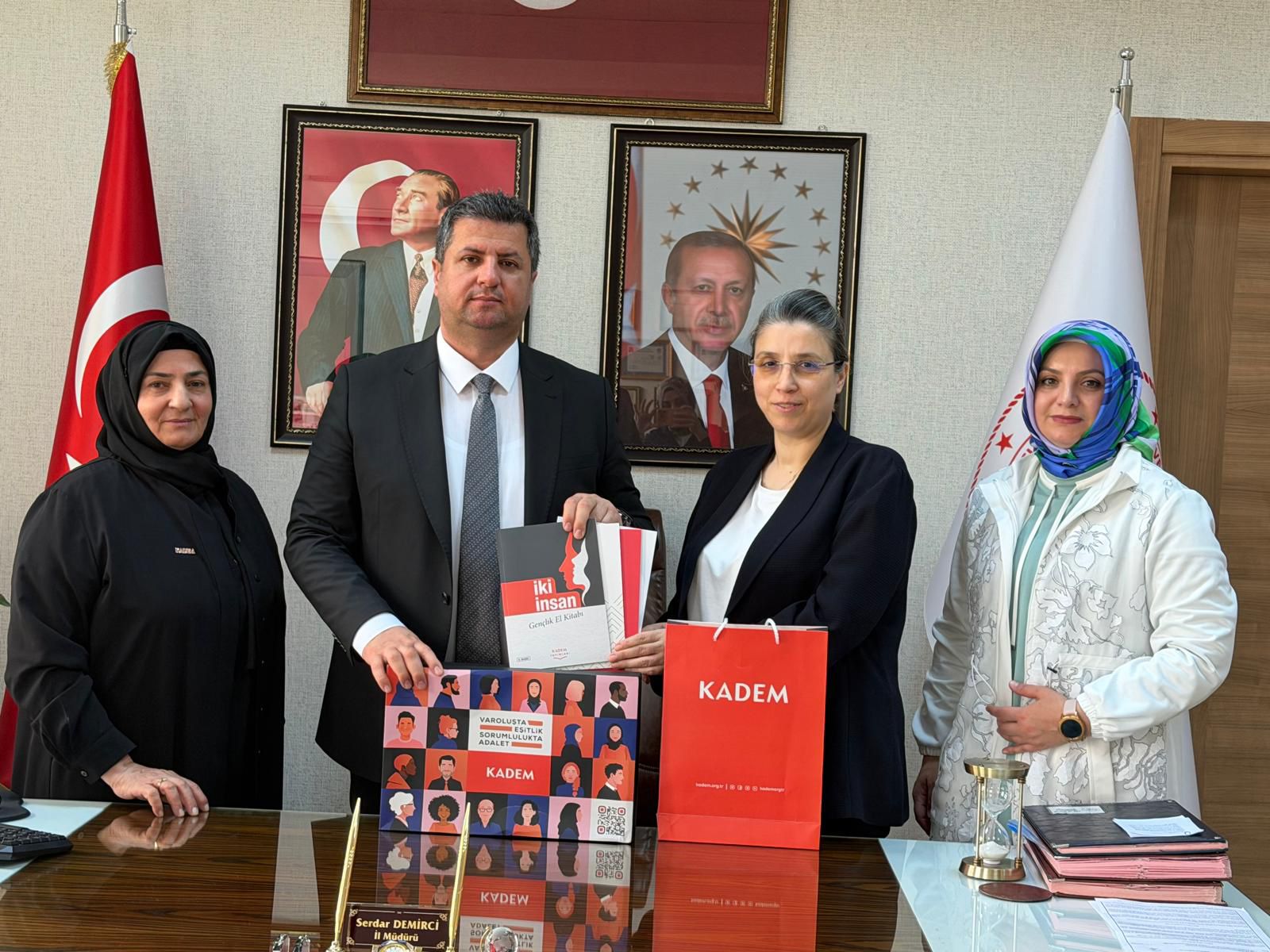 ELAZIĞ KADEM YÖNETİM KURULU BAŞKANI SAYIN YELİZ POLAT VE BERABERİNDEKİ YÖNETİM KURULU ÜYELERİNDEN İL MÜDÜRÜMÜZ SAYIN SERDAR DEMİRCİ’YE  HAYIRLI OLSUN ZİYARETİ