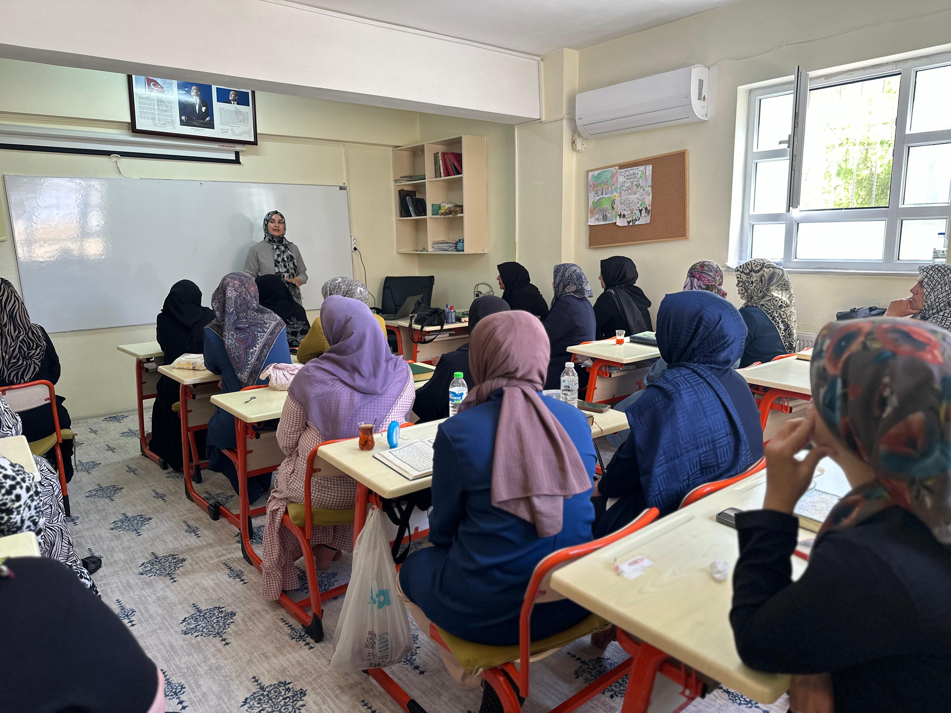Hamidiye Kur’an Kursu kursiyerlerine yönelik, Aile Eğitim Programı kapsamında “Aile İçi İletişimin Temel Unsurları” konulu eğitim gerçekleştirildi