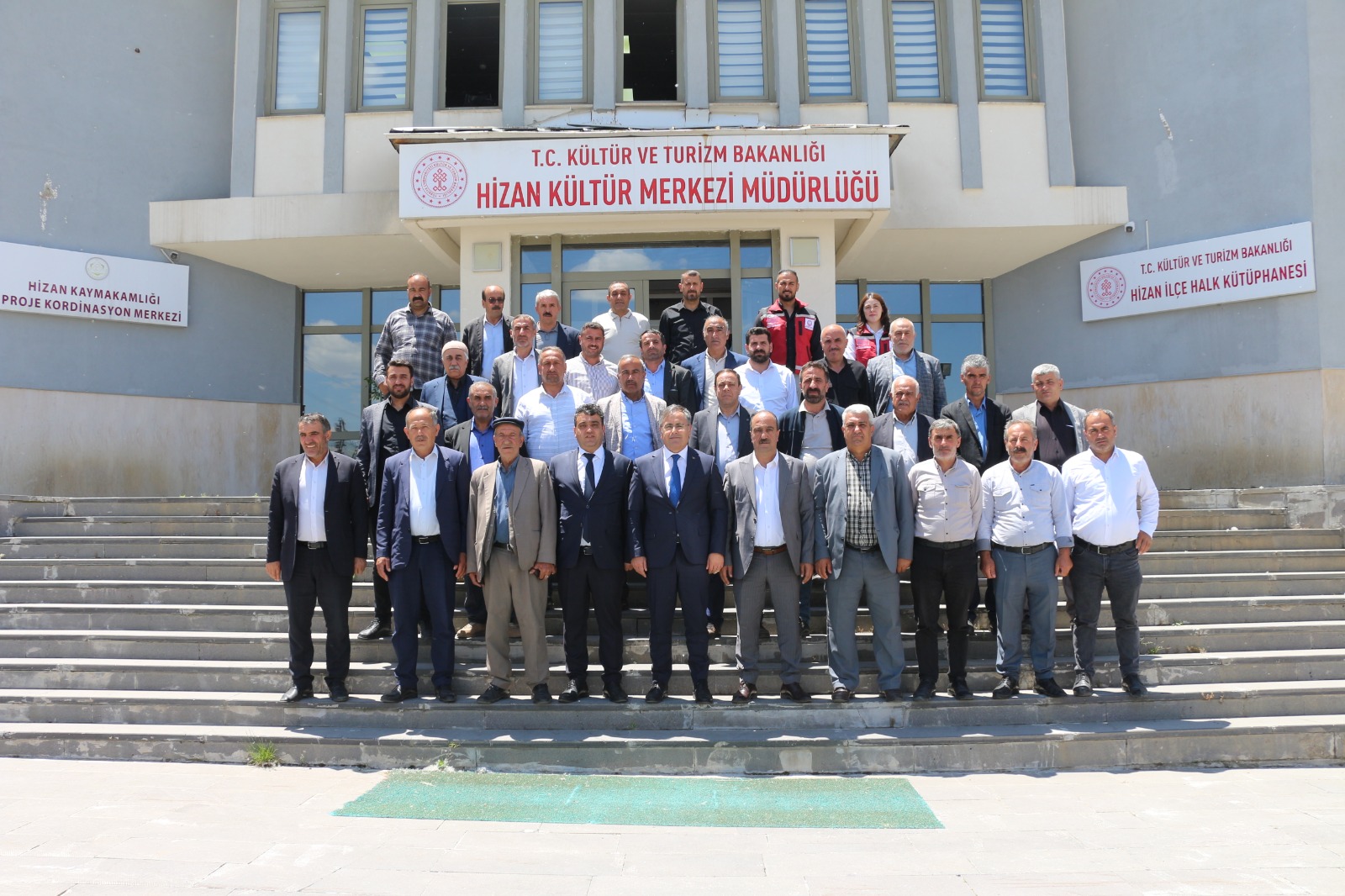 İl Müdürümüz Vefa Akdoğan, Hizan ilçemizde görev yapan muhtarlarla bir araya gelerek sosyal hizmetler alanında bilgilendirme toplantısı gerçekleştirdi