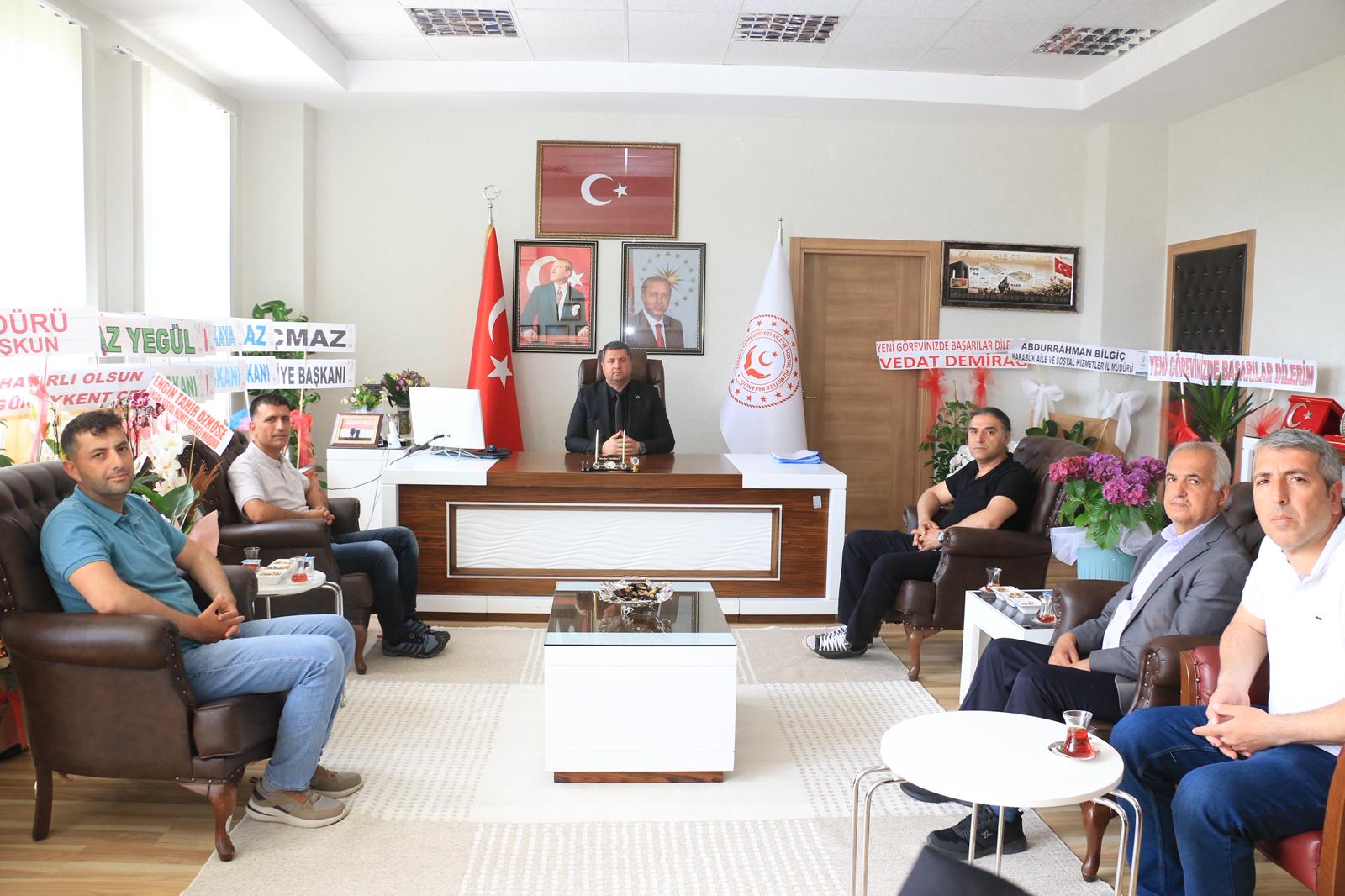 SOSYAL HİZMET MERKEZİ MÜDÜRÜ VE KIYMETLİ MESAİ ARKADAŞLARINDAN İL MÜDÜRÜMÜZ SAYIN SERDAR DEMİRCİ’YE ZİYARET