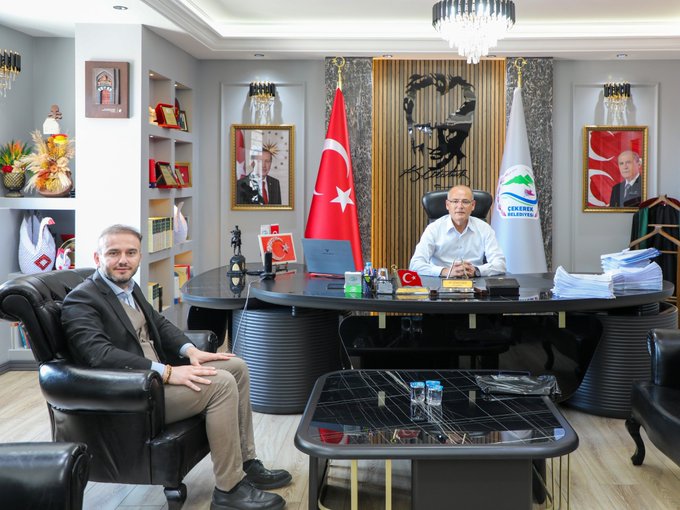  İl Müdürümüz Alper Alp, Çekerek Belediye Başkanı Üzeyir İnce’yi makamında ziyaret etti.