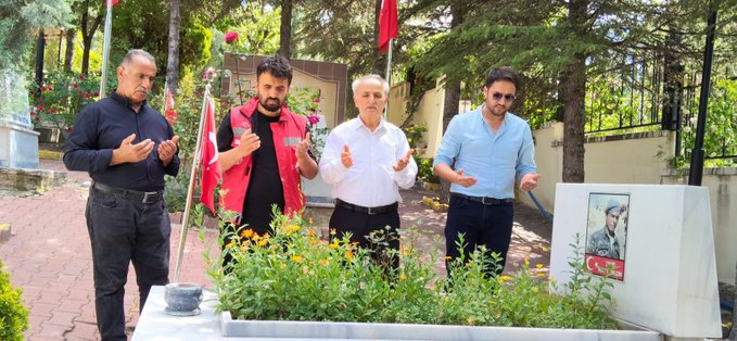 Şehitlerimizin sene-i devriyeleri münasebetiyle kabirleri ziyaret edilmiştir.